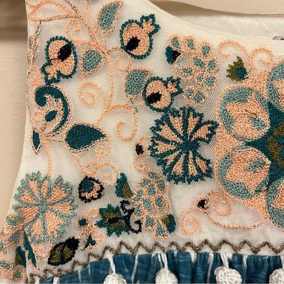 - Floreat gorgeous embroidered sleeveless top. Size S - Picture 4 of 8